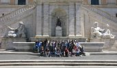 Photo 8 (le groupe devant une fontaine, sur la place des Musées (...)