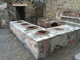 Photo 14 (un thermopolium et ses jarres)